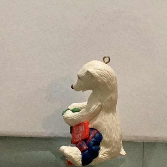 Vintage 1988 Hallmark Keepsake Christmas Polar Bear Ornament - Picture 2 of 4